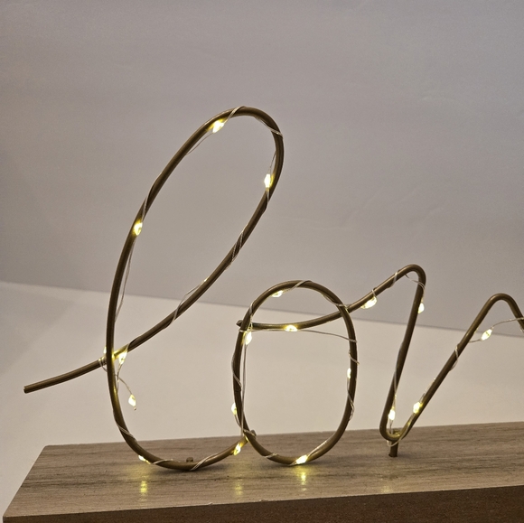 Light-up Wire 'Love' Sculpture Goldtone - Picture 6 of 9